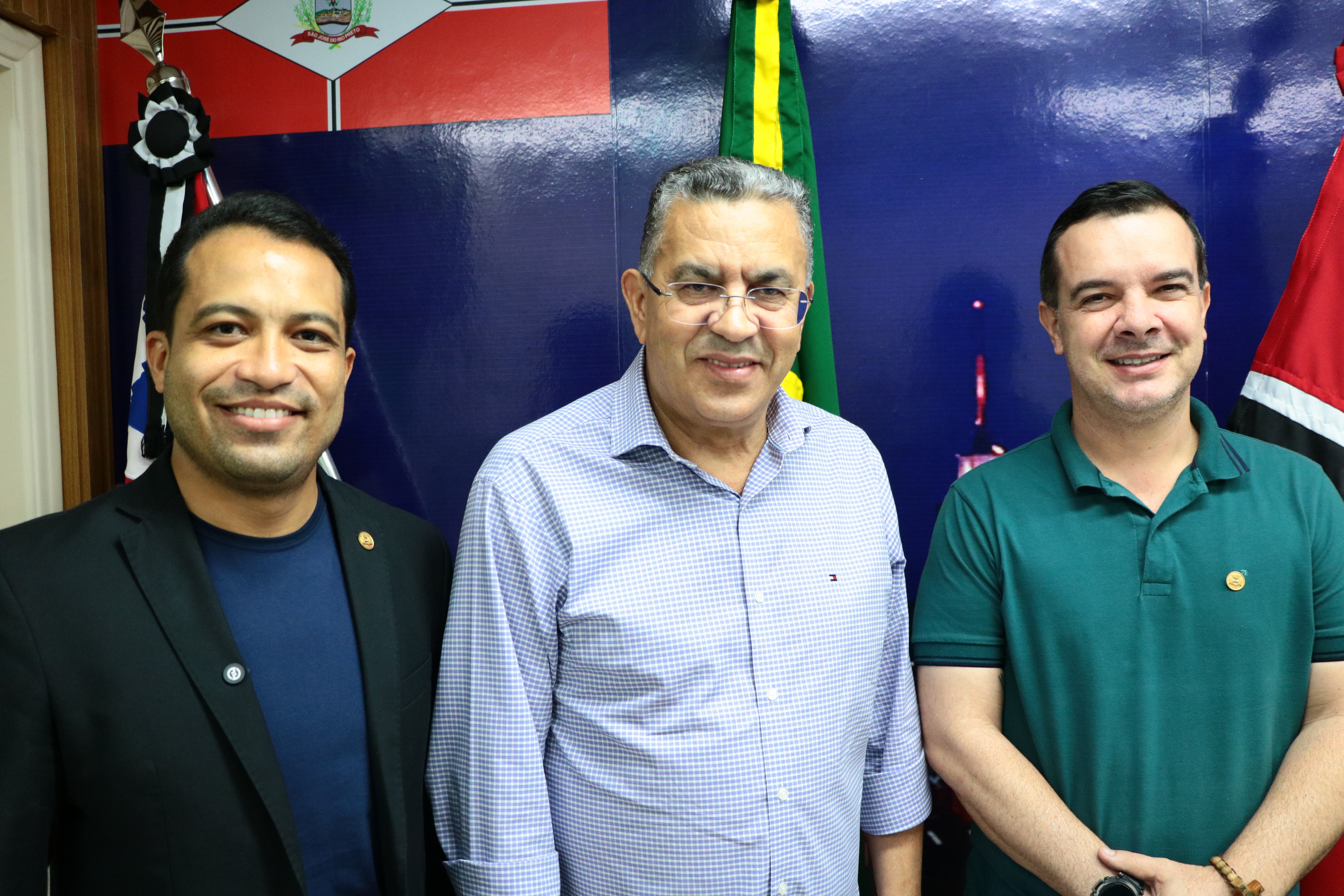Vereador Jonathan Santos, deputado Gilmaci Santos e o presidente da Câmara, Luciano Julião
