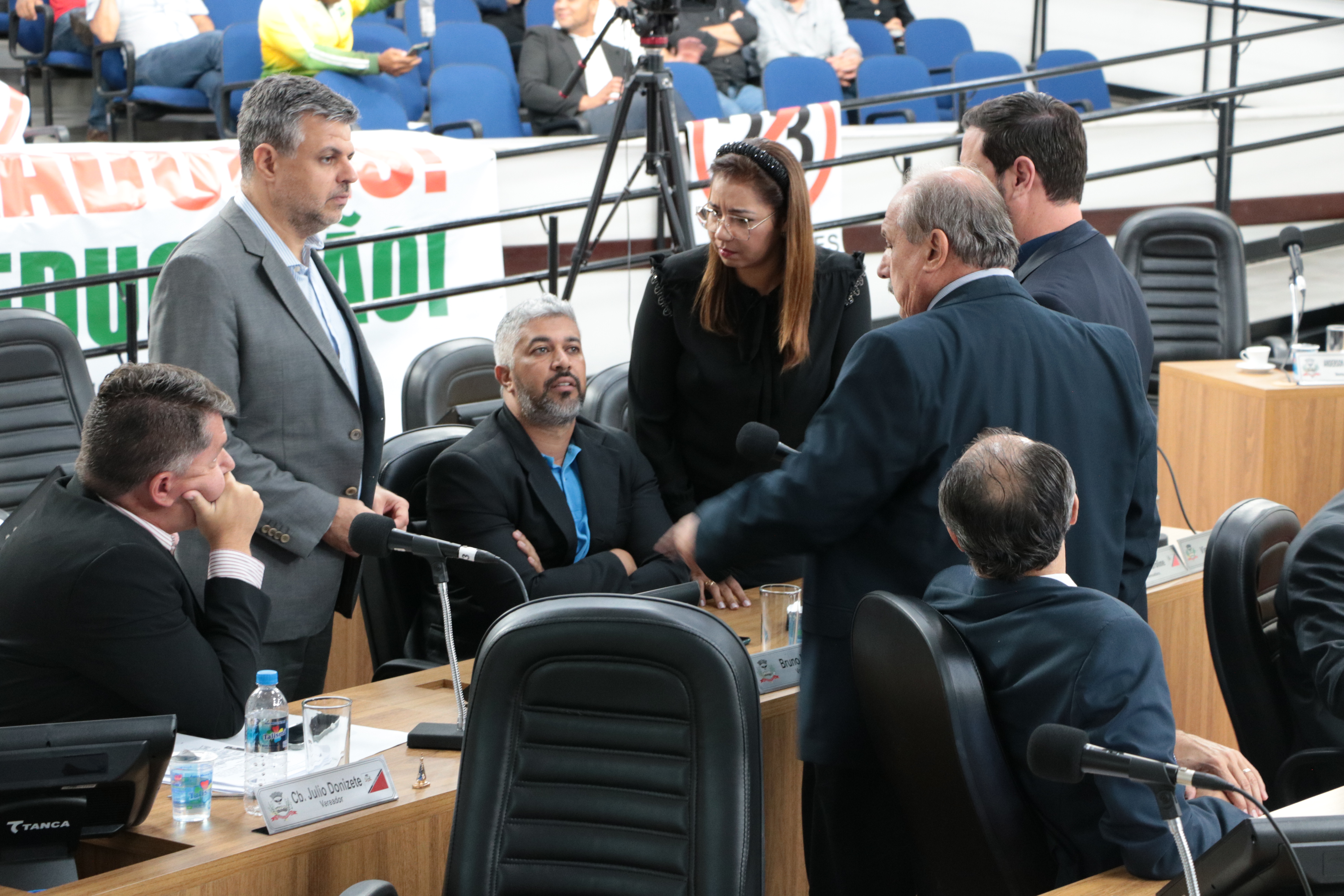 Durante as votações, são eleitos os parlamentares que se inscrevem para cada comissão