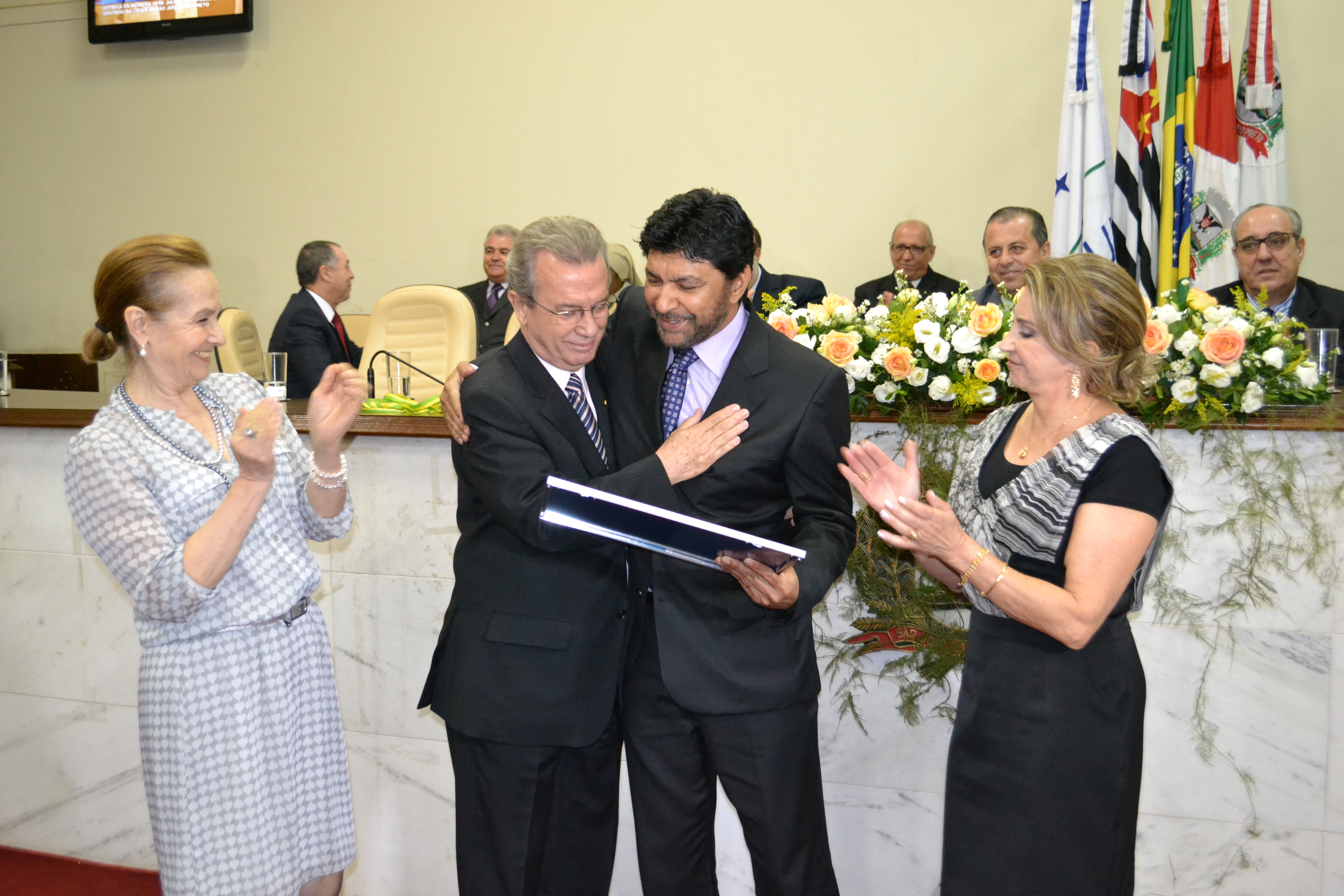 João Silva ao lado da esposa Valquíria Menegaldo Silva recebe do vereador Antonio Carlos Parise o Diploma de Gratidão da Cidade, o vereador é acompanhado pela esposa Maria Olímpia Parise - Fotos: Suelen Tavares/AICM