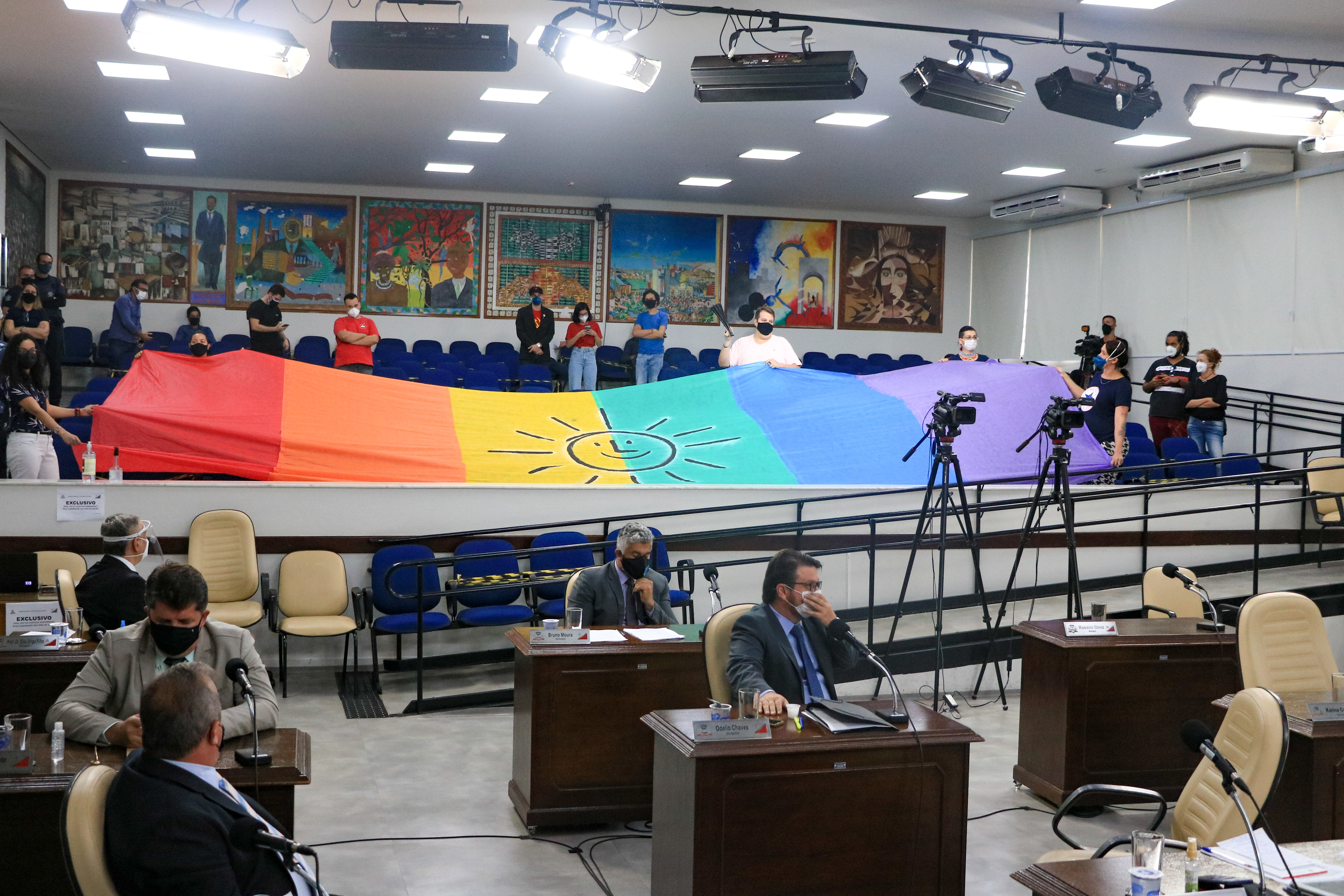 Representantes da comunidade LGBTQIA+ protestaram contra postagens realizadas pelo vereador Anderson Branco (PL) nas mídias sociais