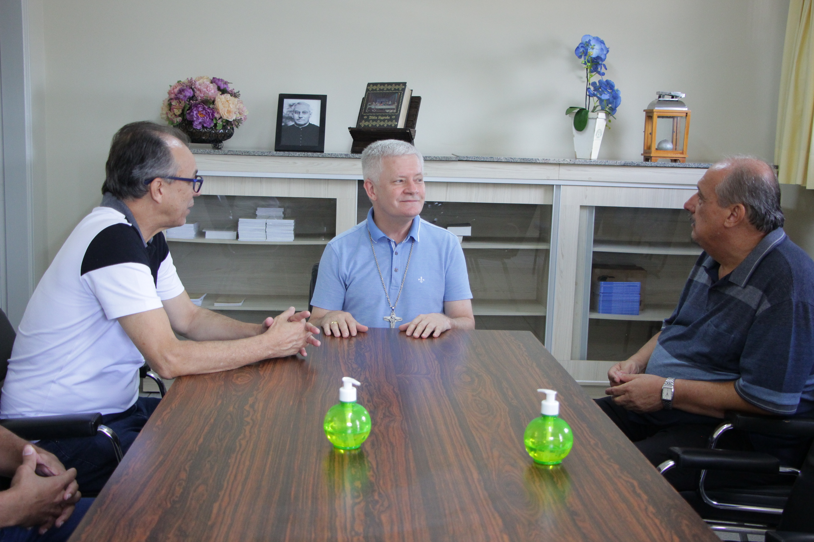 Jean Charles e Pauléra com o bispo dom Antônio Vilar