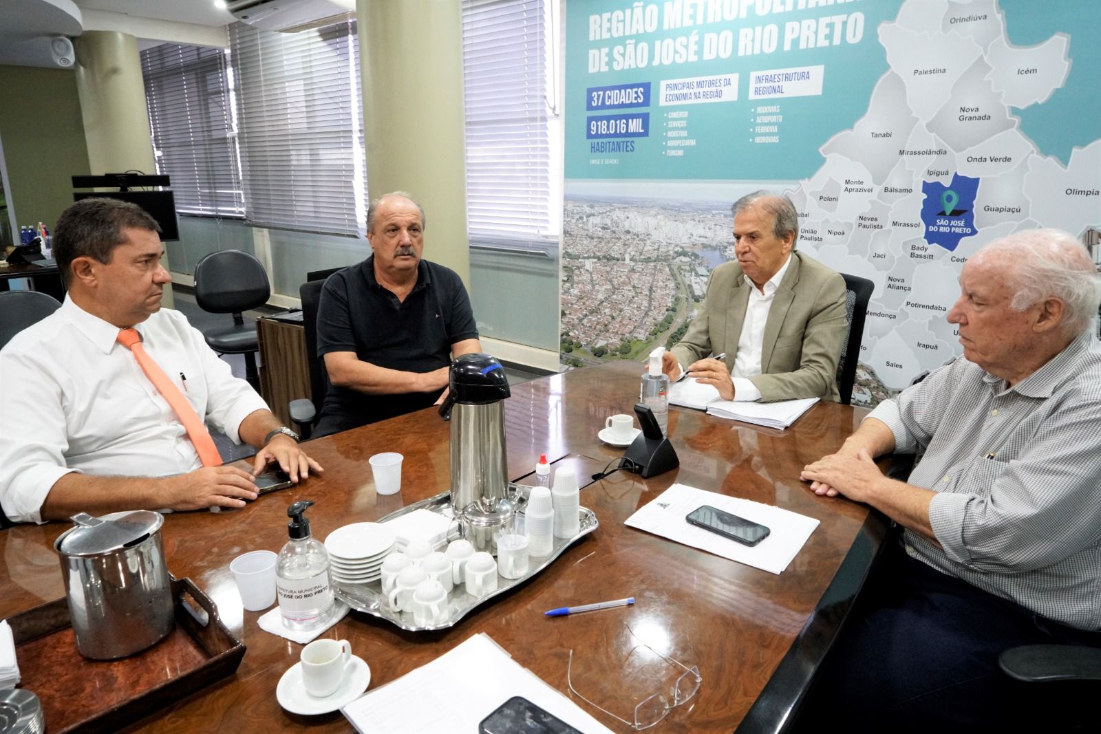 Pauléra com Edinho durante anúncio da criação de grupo de trabalho para debater projeto