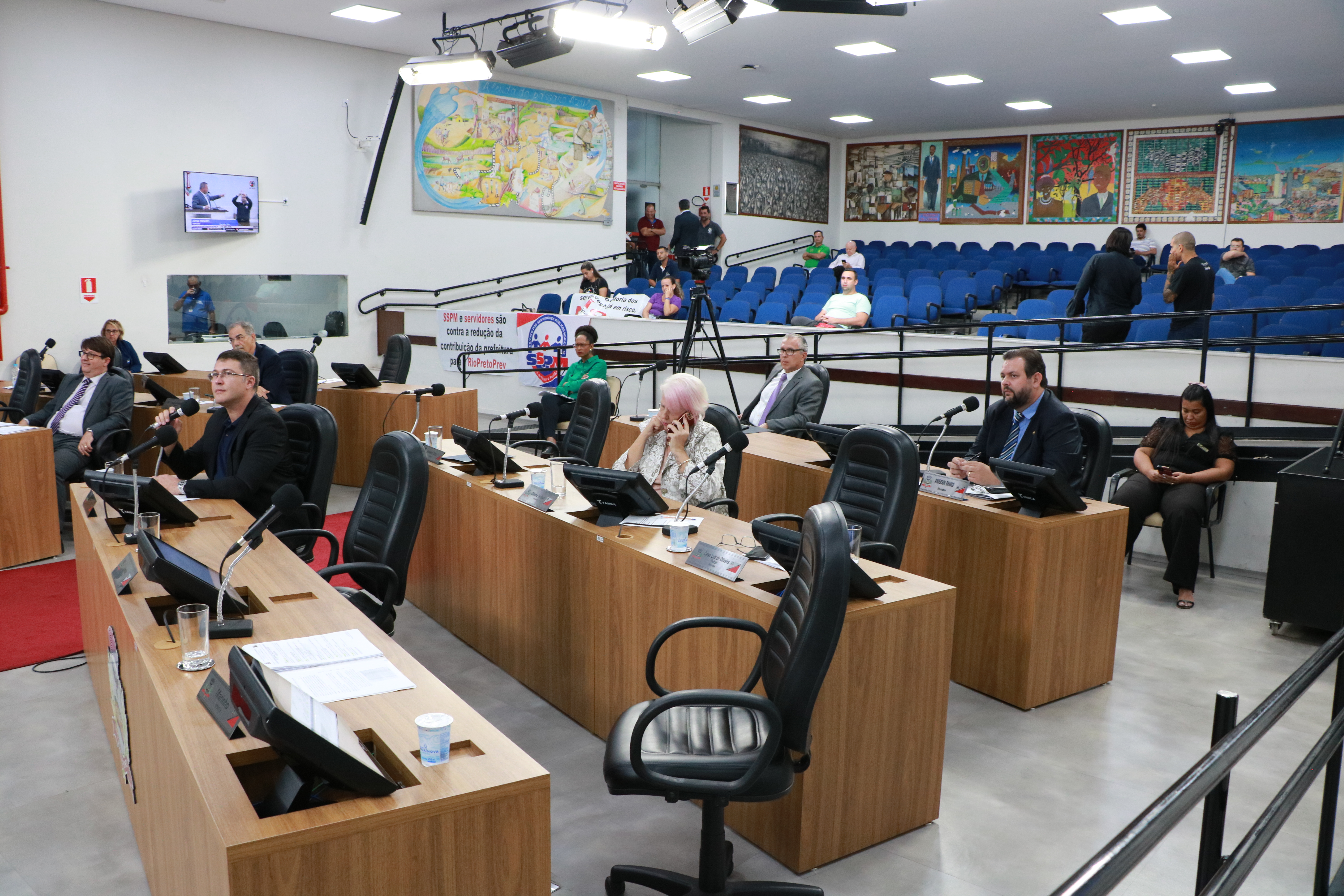Vereadores aprovam oito projetos e rejeitam um veto durante a 11ª sessão de 2024
