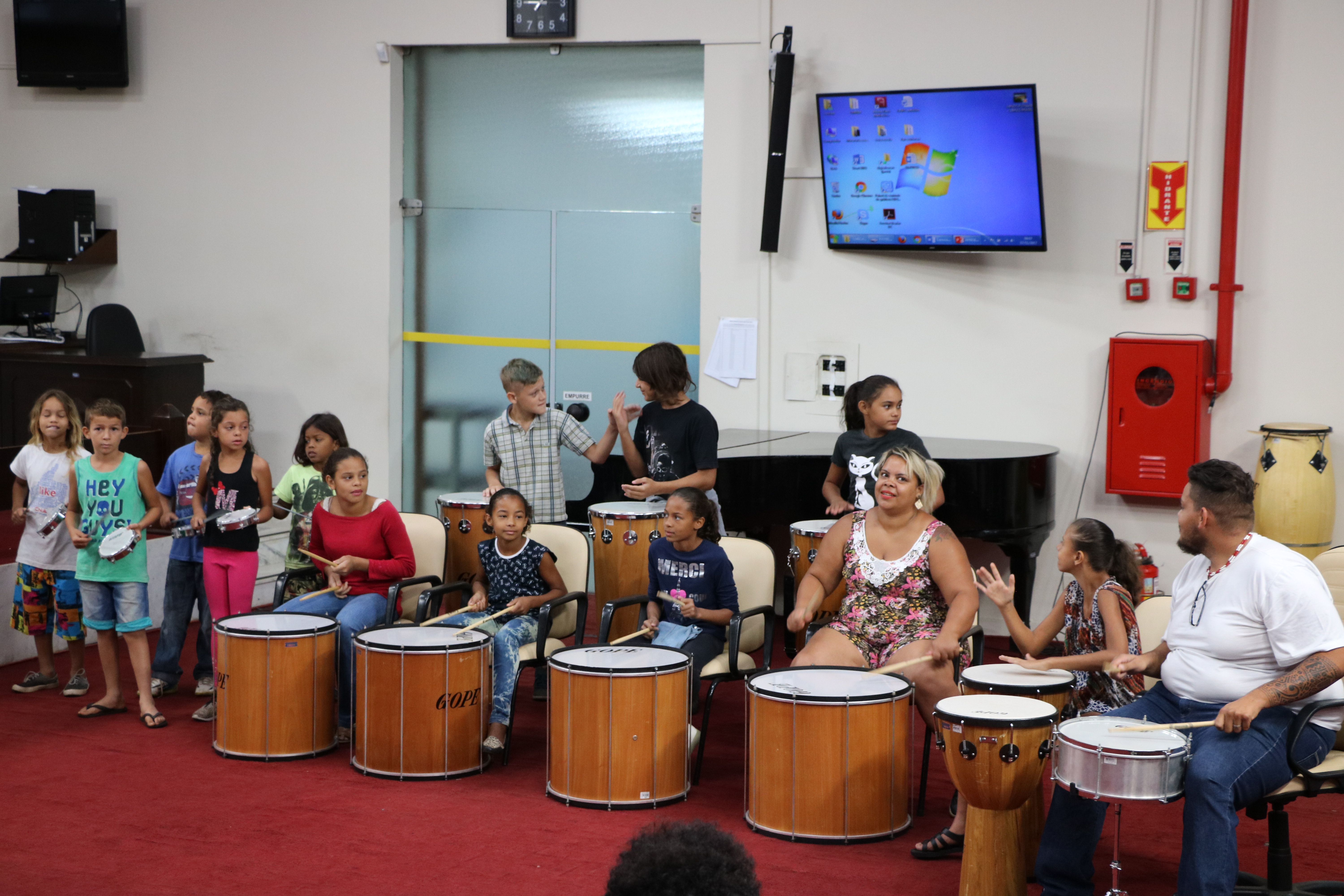 Menores de projeto social se apresentam durante prestação de contas do CMDCA