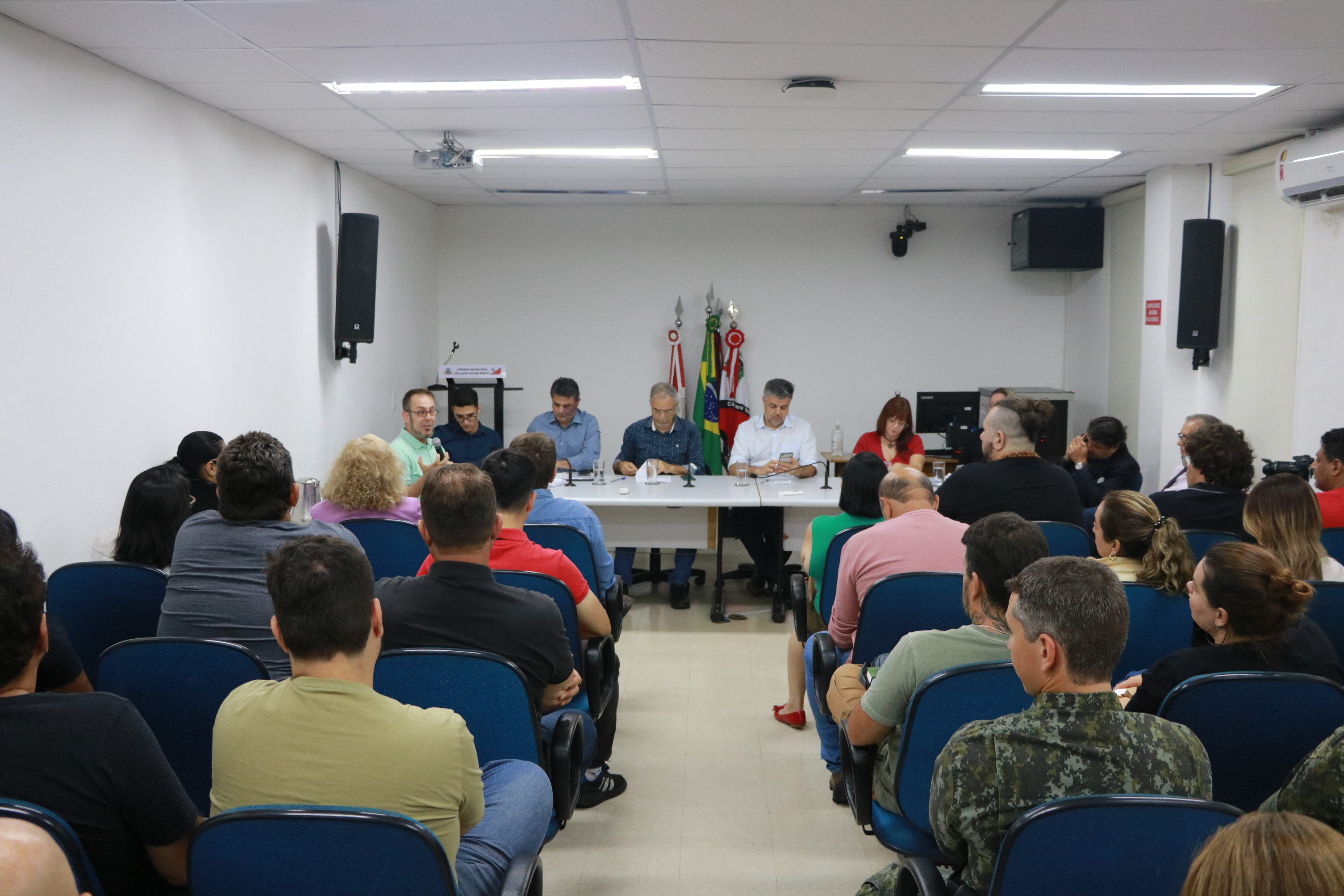 Auditório da Câmara Municipal ficou lotado para debater situação das apresentações no calçadão