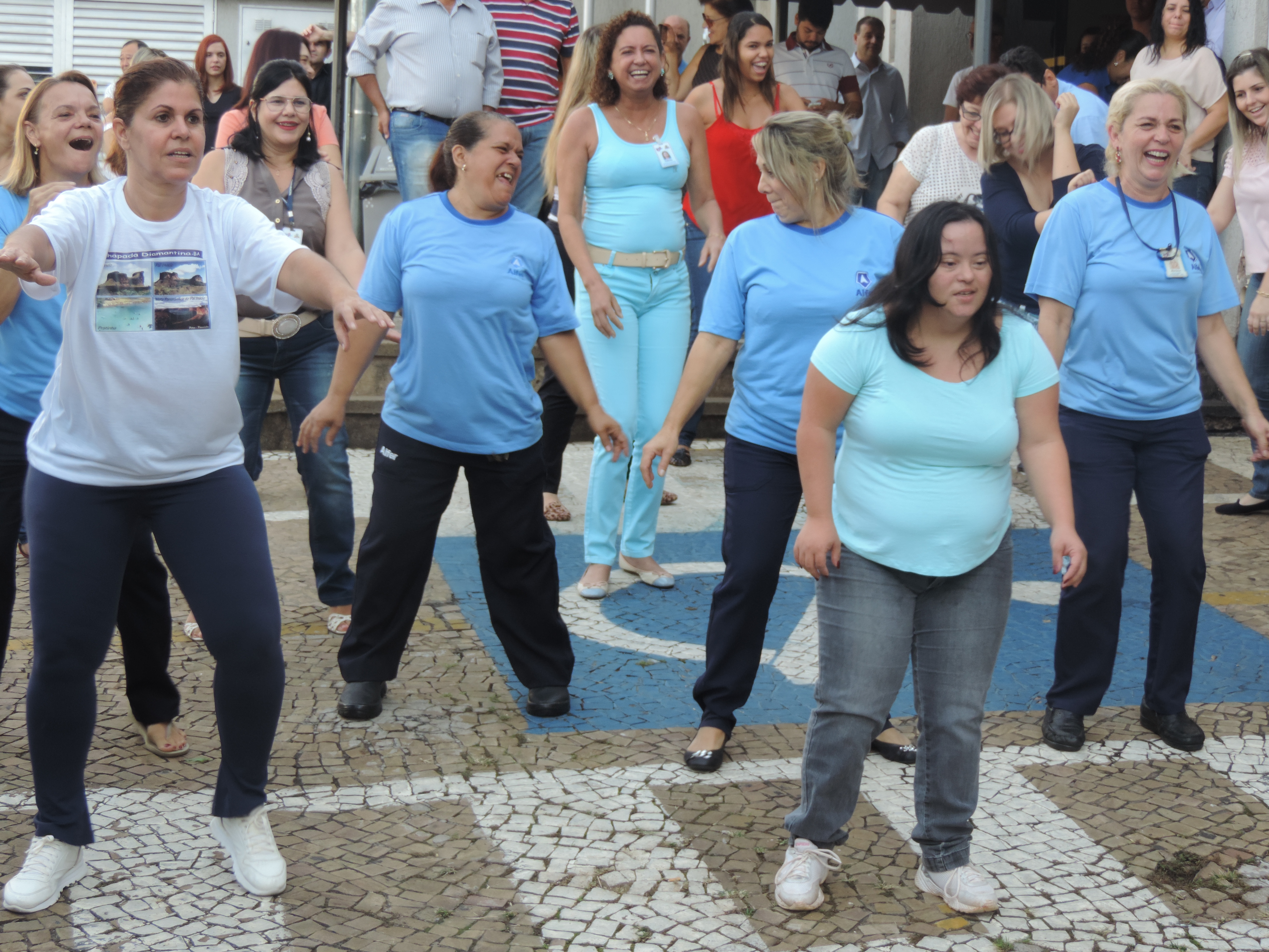 Professor e caminhão de som incentivaram os funcioários