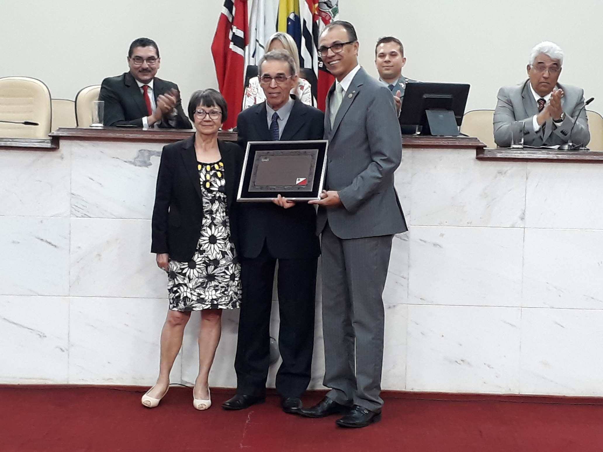 Romiro Pedro da Silva recebe a placa de homenagem do presidente da Câmara, vereador coronel Jean Charles