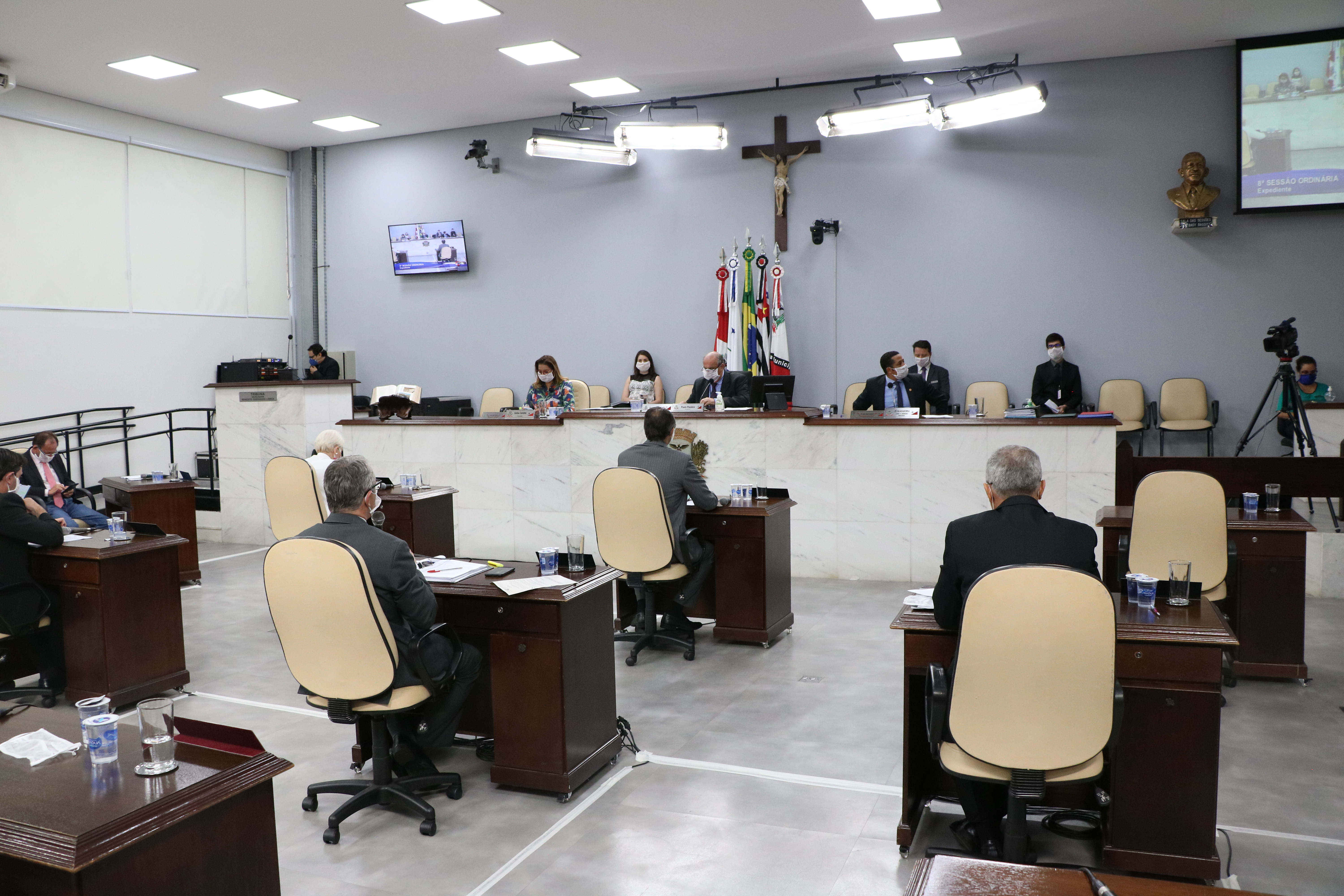 Mesas dos vereadores foram distanciadas no Plenário