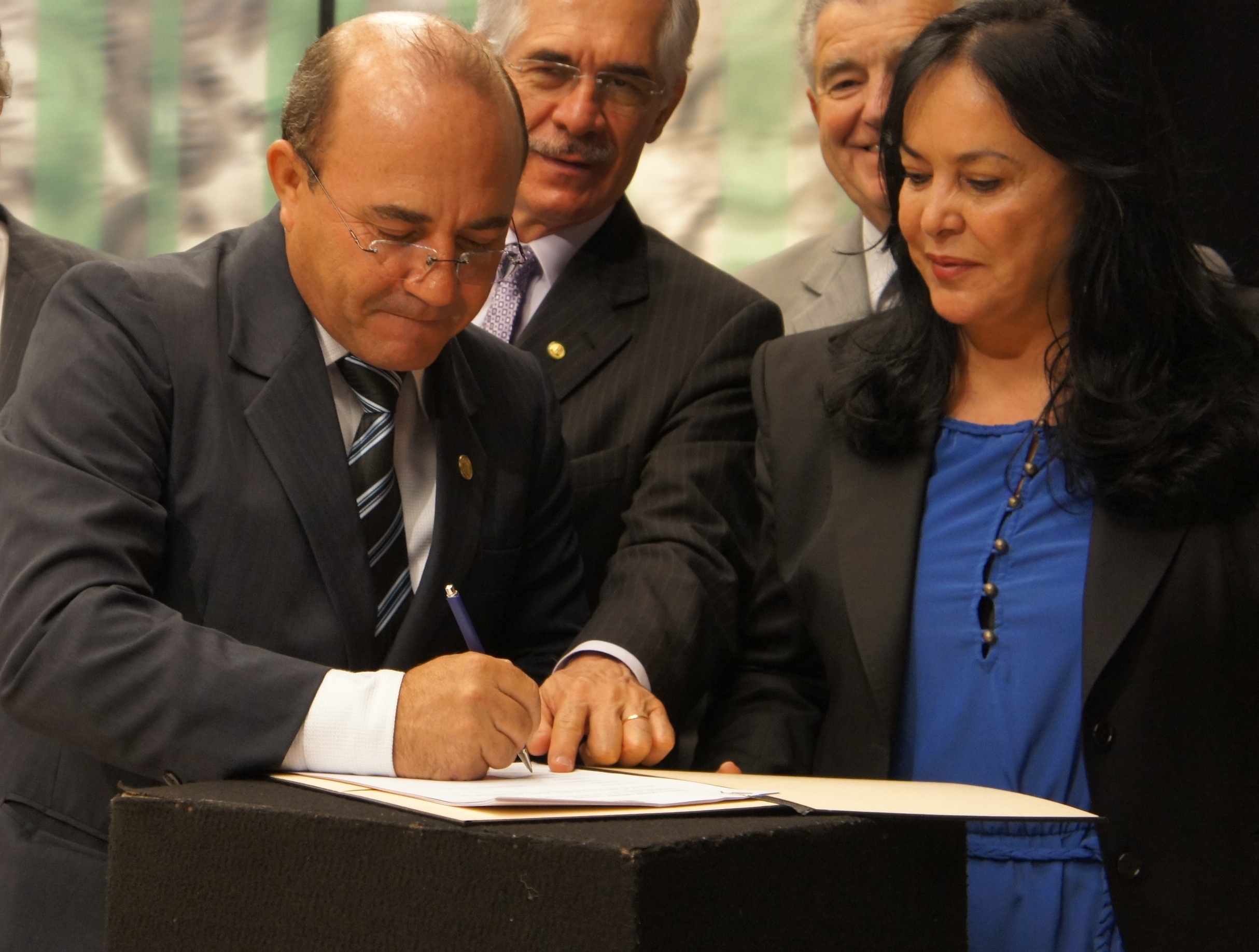 Presidente Oscarzinho Pimentel na assinatura do acordo, para TV Digital, com a Câmara dos Deputados em Brasília. Foto: Gianda Oliveira 17/04/2012