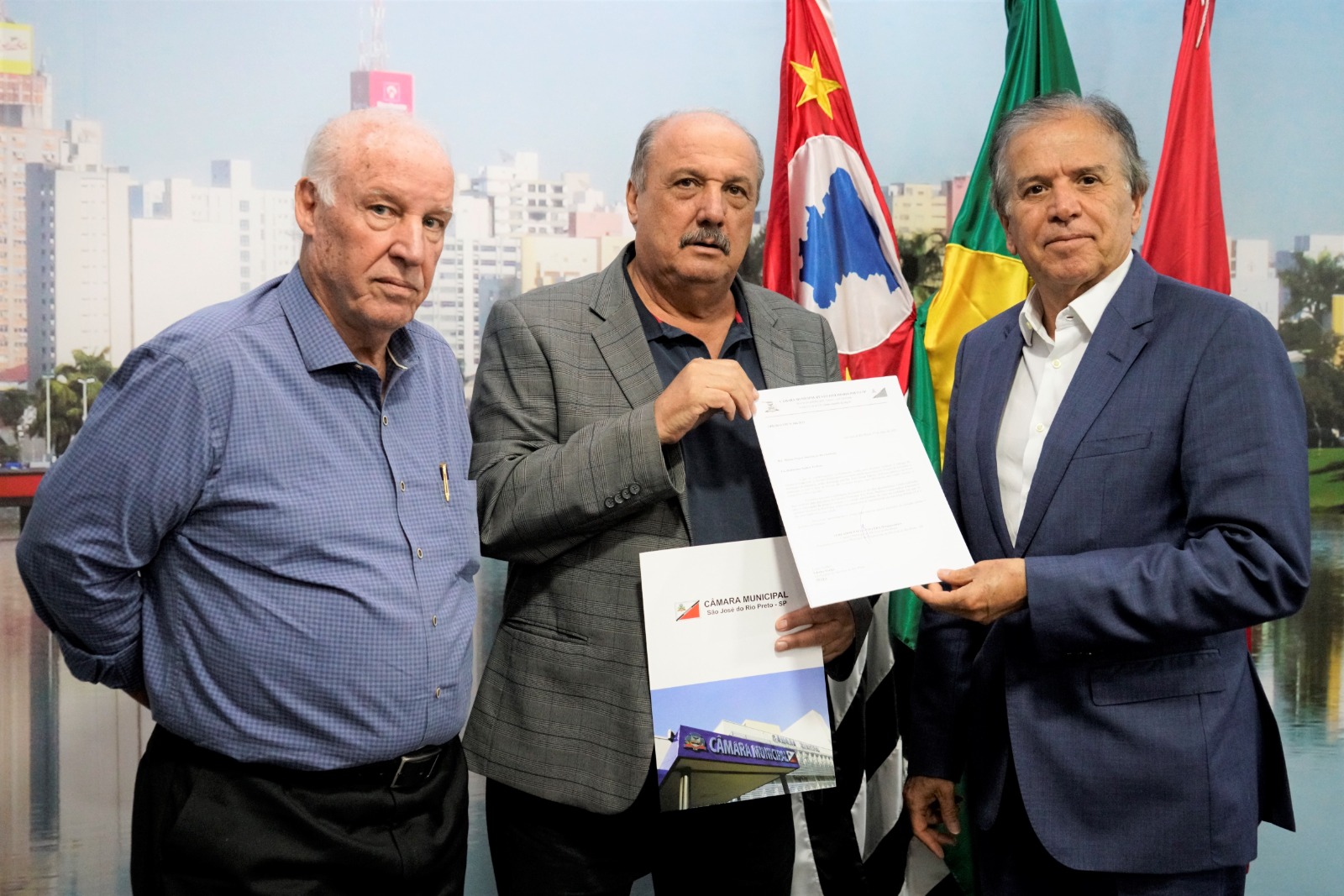 Pauléra entrega minuta do projeto de lei ao prefeito e ao secretário de Governo