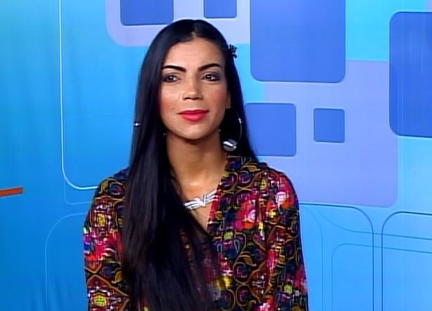 Amanda em entrevista para a TV Câmara