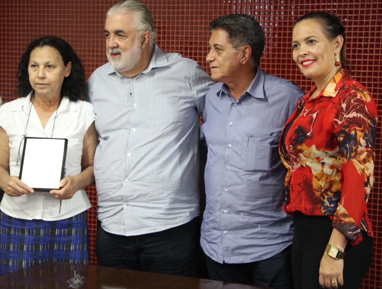 Maria Lúcia Mendes, prefeito Valdomiro, Dourival e esposa: "fazendo justiça"