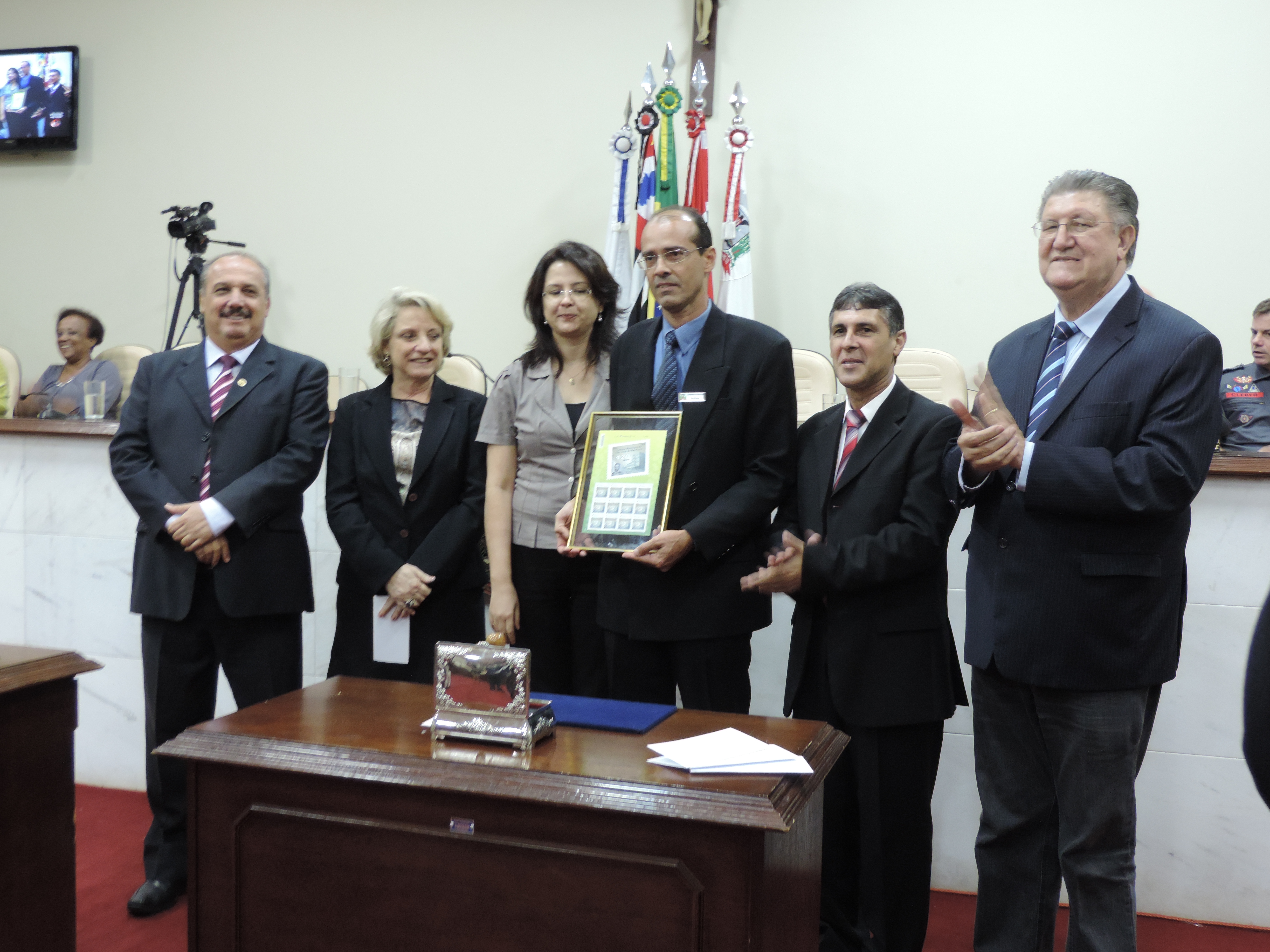 Servidor Valter de Castro recebe quadro com selos