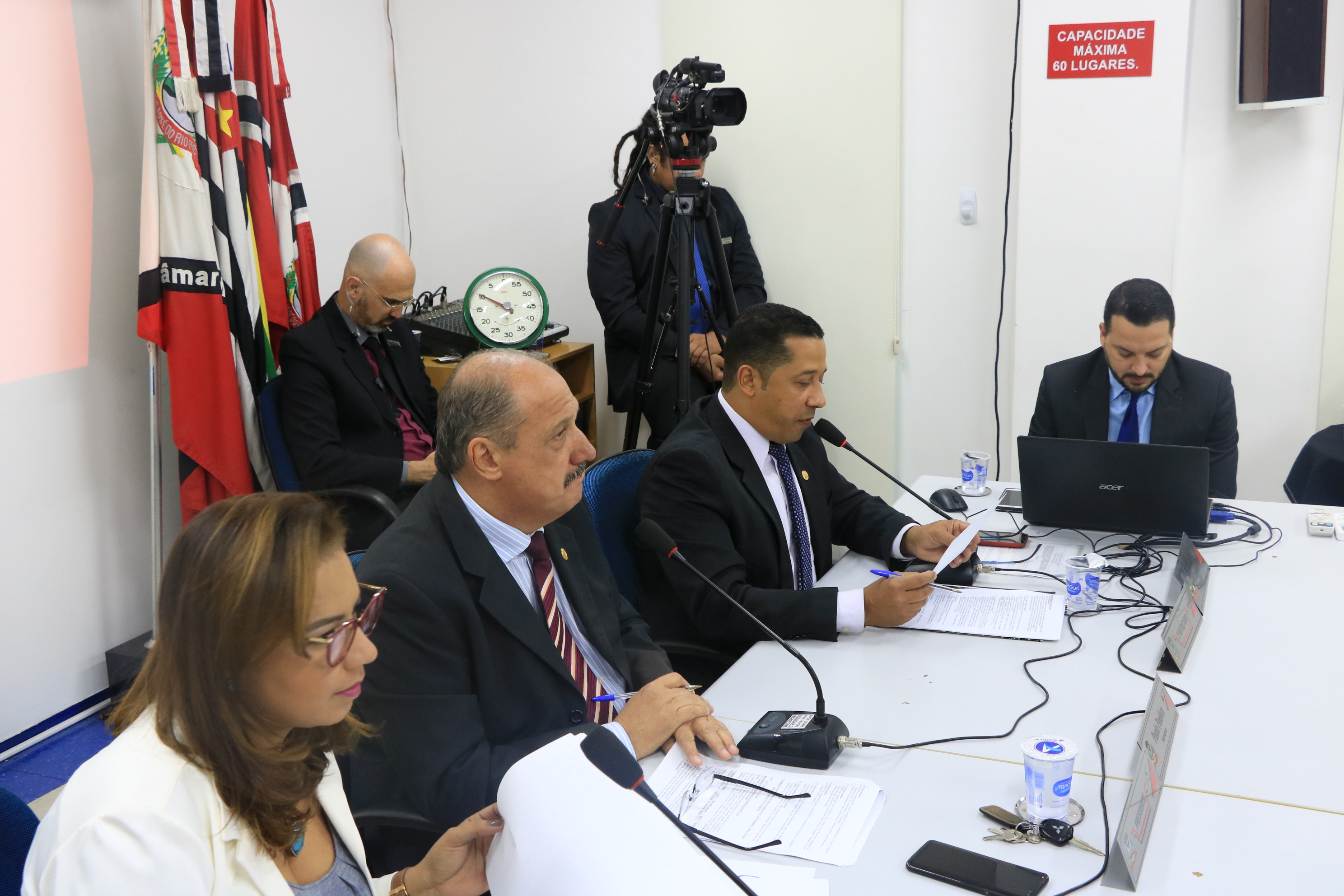 Vereadores durante sessão ordinária no auditório da Câmara