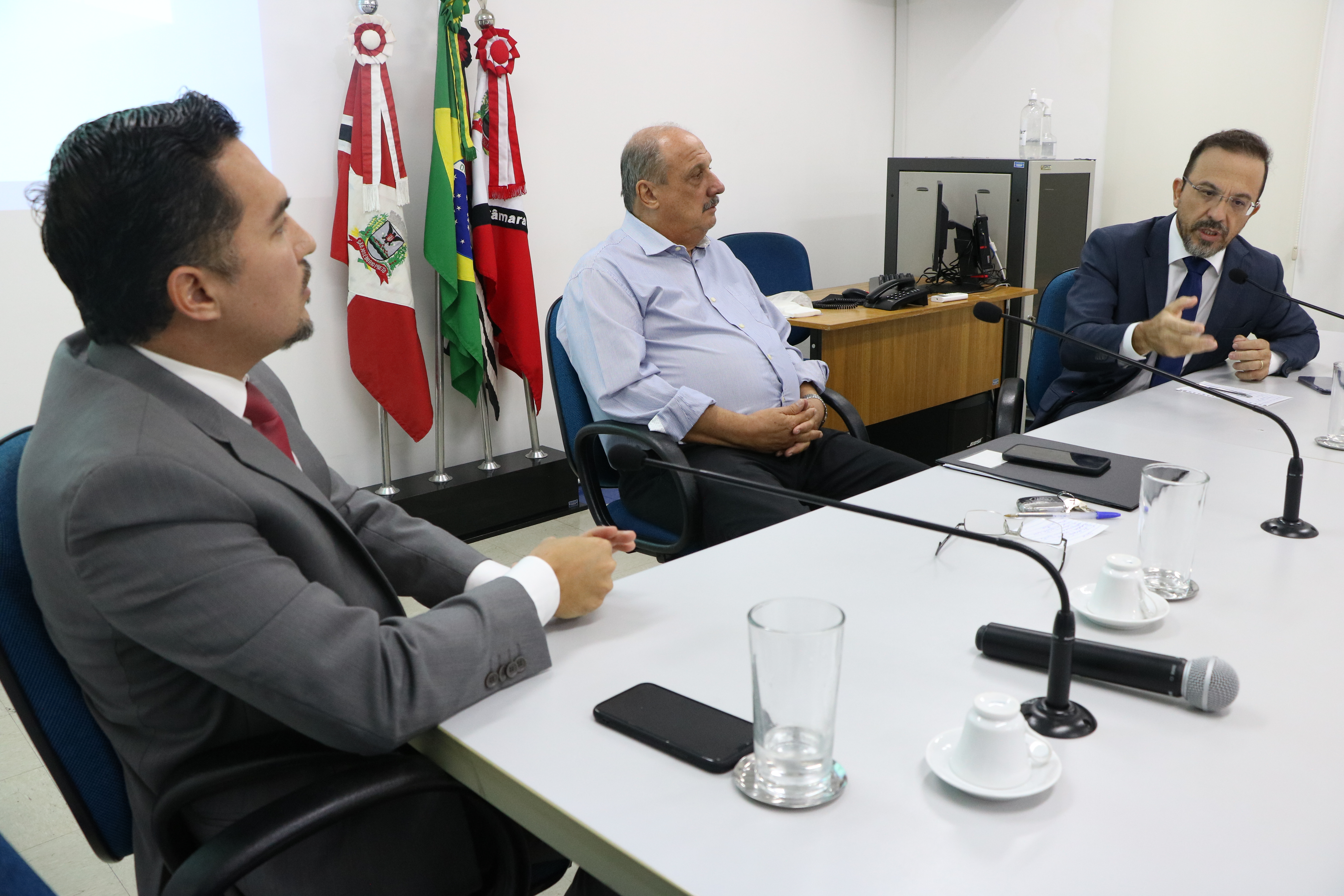 Defensor público Julio Tanone, vereador Paulo Pauléra e juiz Evandro Pelarin conduziram o debate