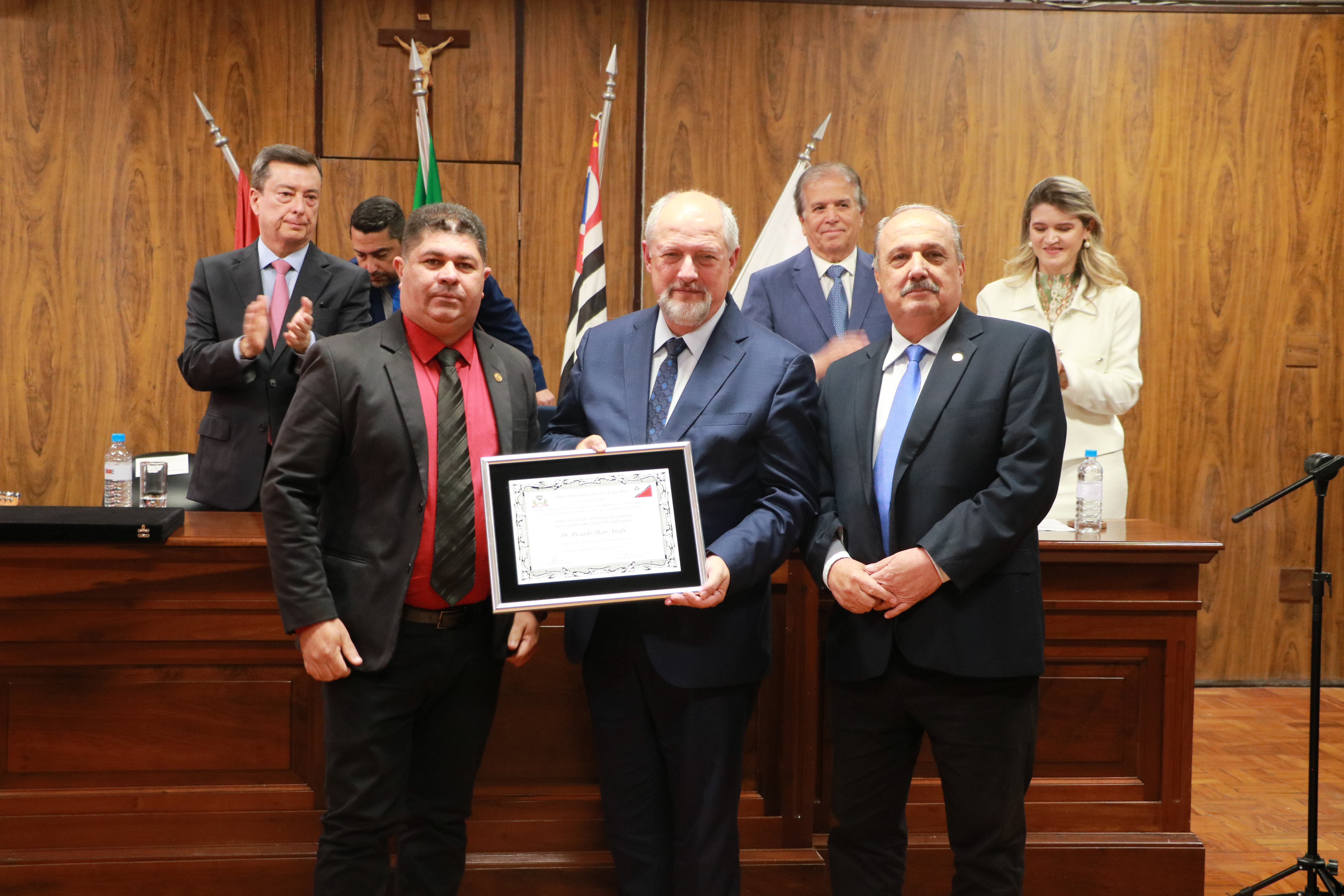 Rossini, Anafe e Pauléra durante outorga do título de cidadão honorário