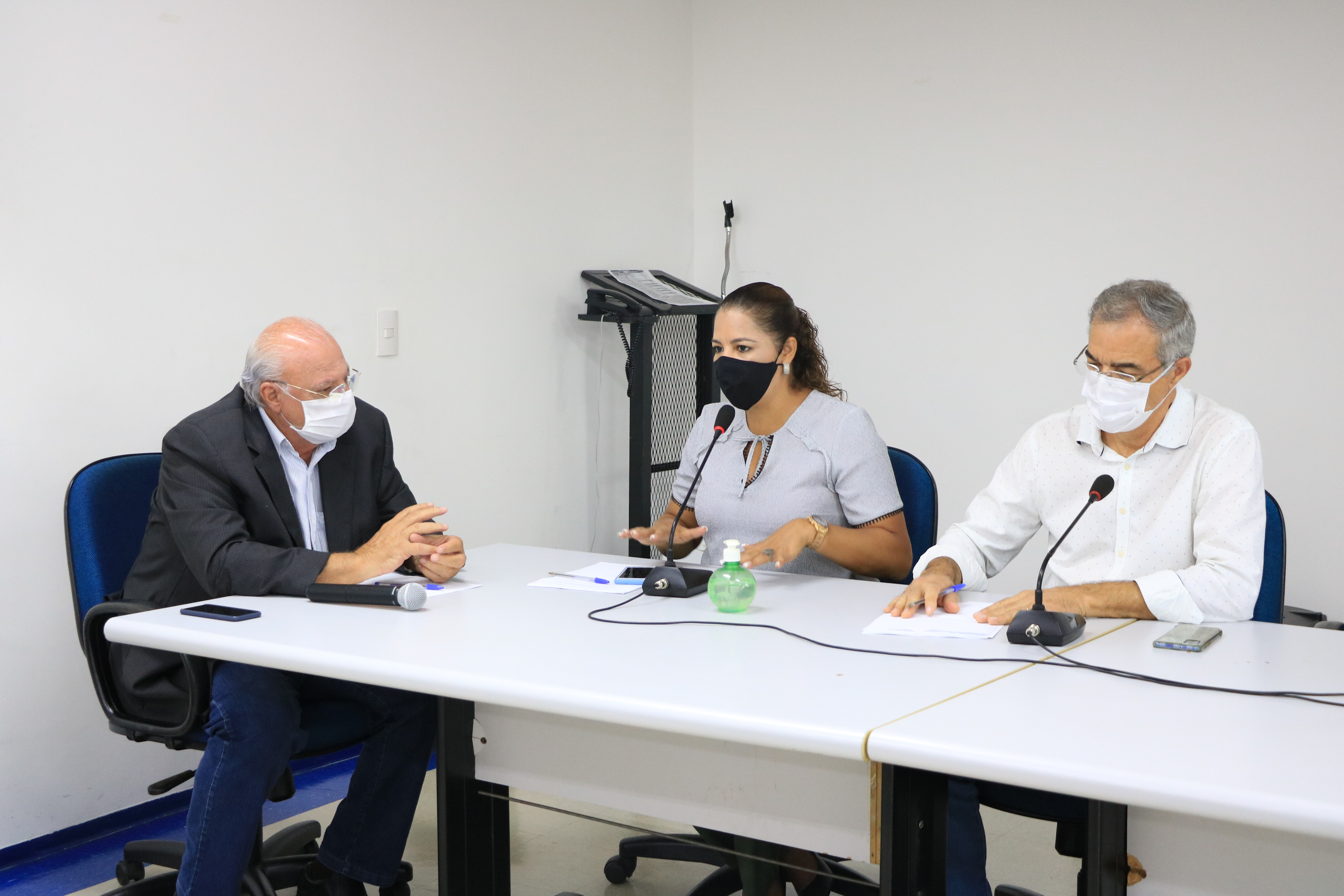 Aldenis Borim, vereadora Karina Caroline e o presidente da Câmara, Pedro Roberto
