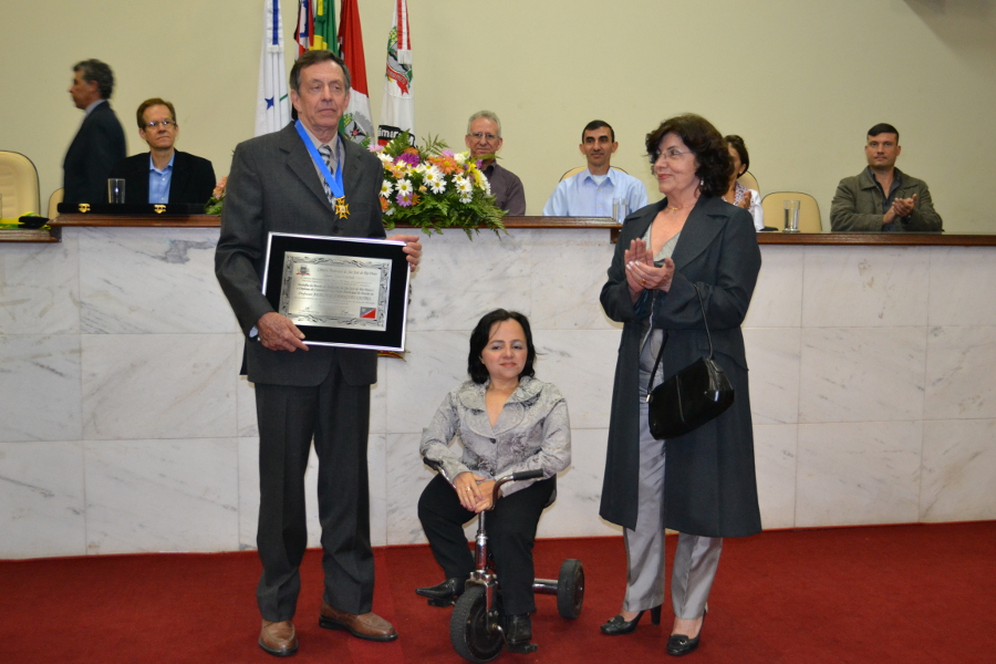 O professor recebeu a Medalha do Brasão do Município e o Diploma de Comendador da Ordem Municipal do Brasão