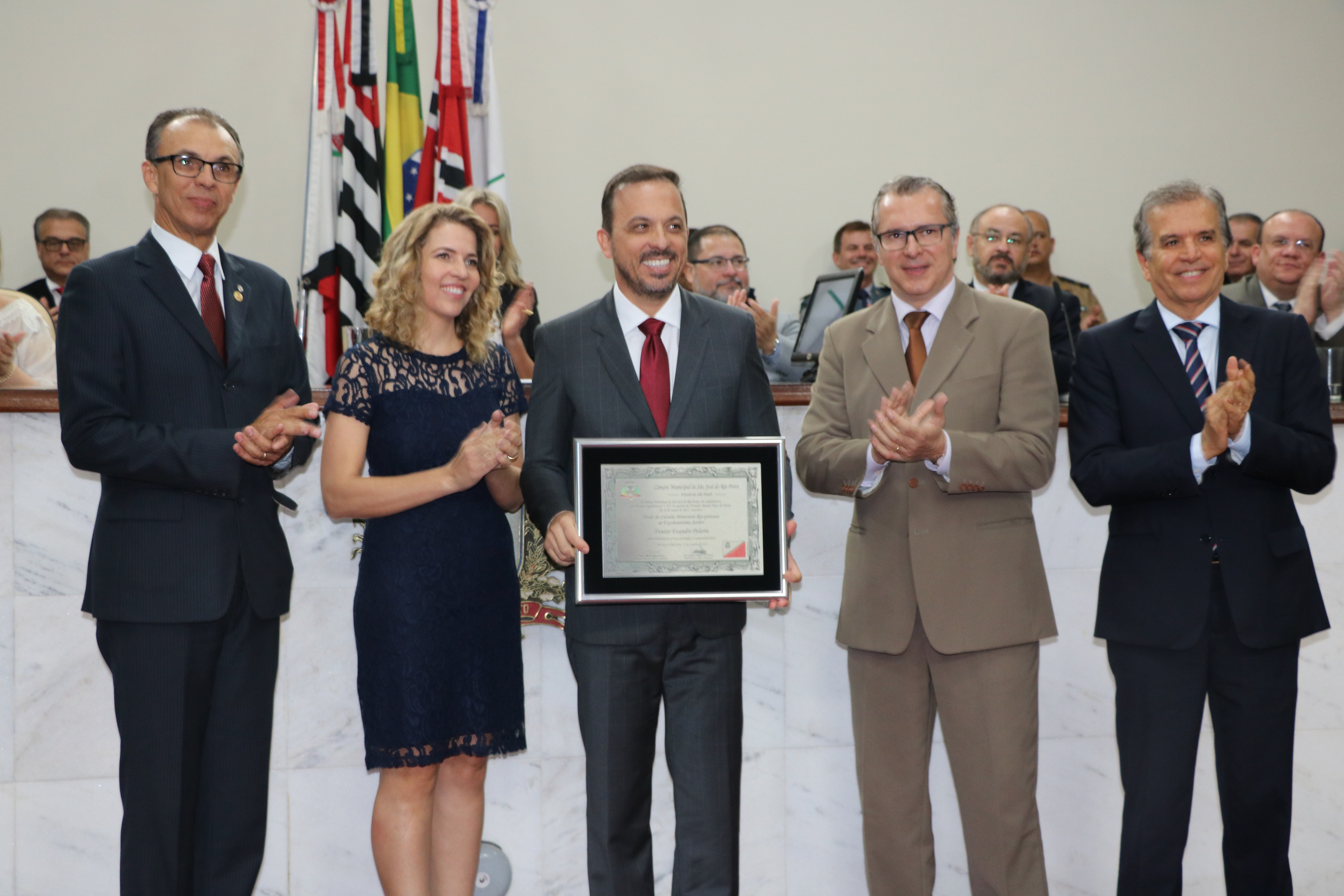 Vereador Renato Pupo entrega Título de Cidadão Honorário Rio-pretense ao juiz Evandro Pelarin.