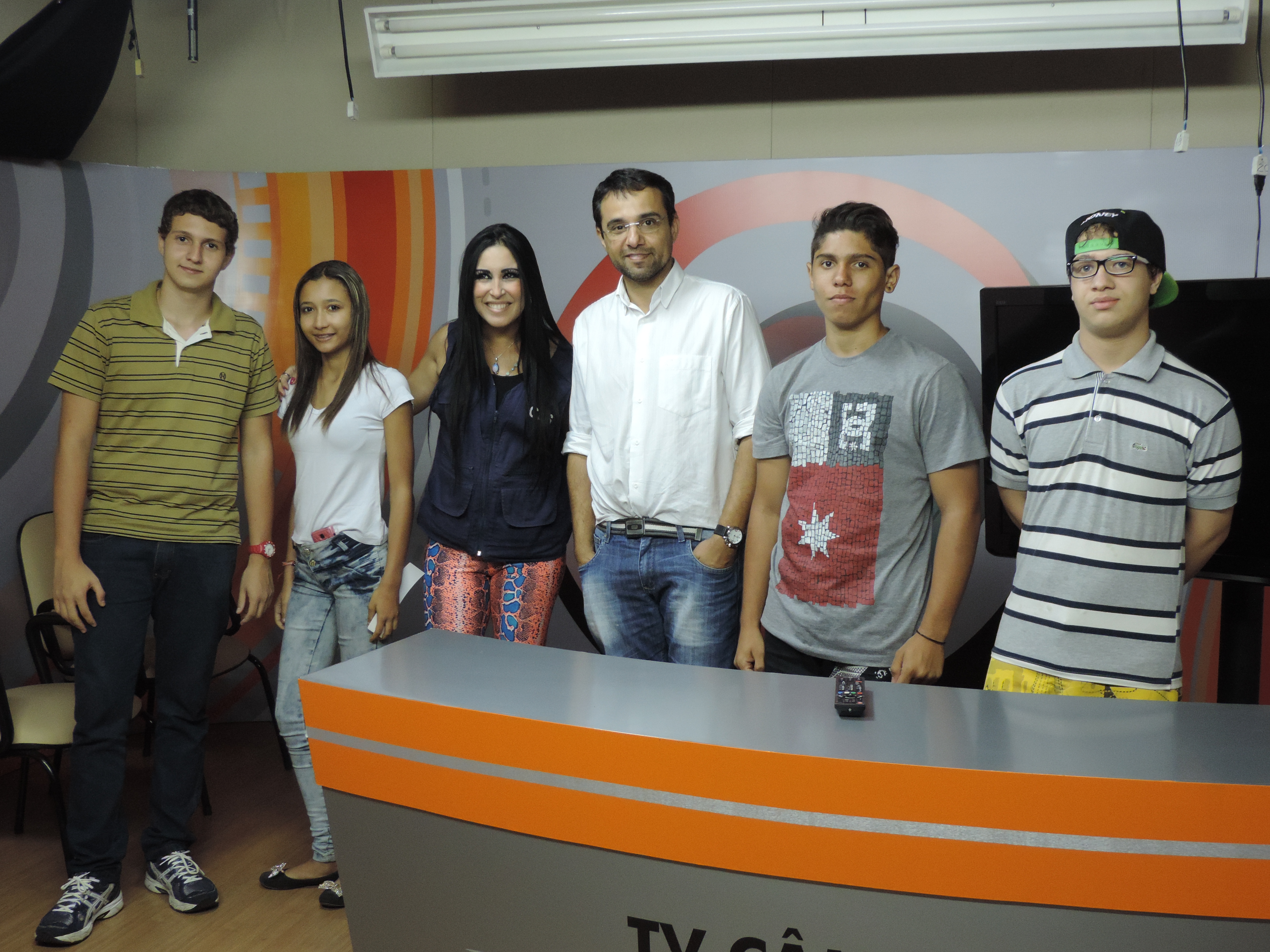 Os jovens com a assistente social Maria Cristina e o diretor da T¨VC, Lúcio Ramos